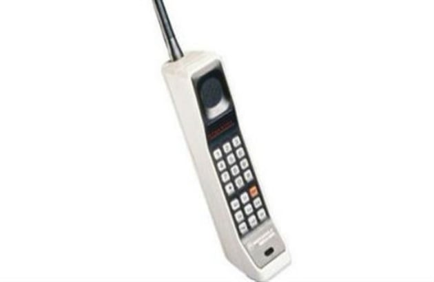 El Motorola Dynatac 8000 es conocido como el primer celular de la historia. Parecía un ladrillo que no entraba en ningún bolsillo.