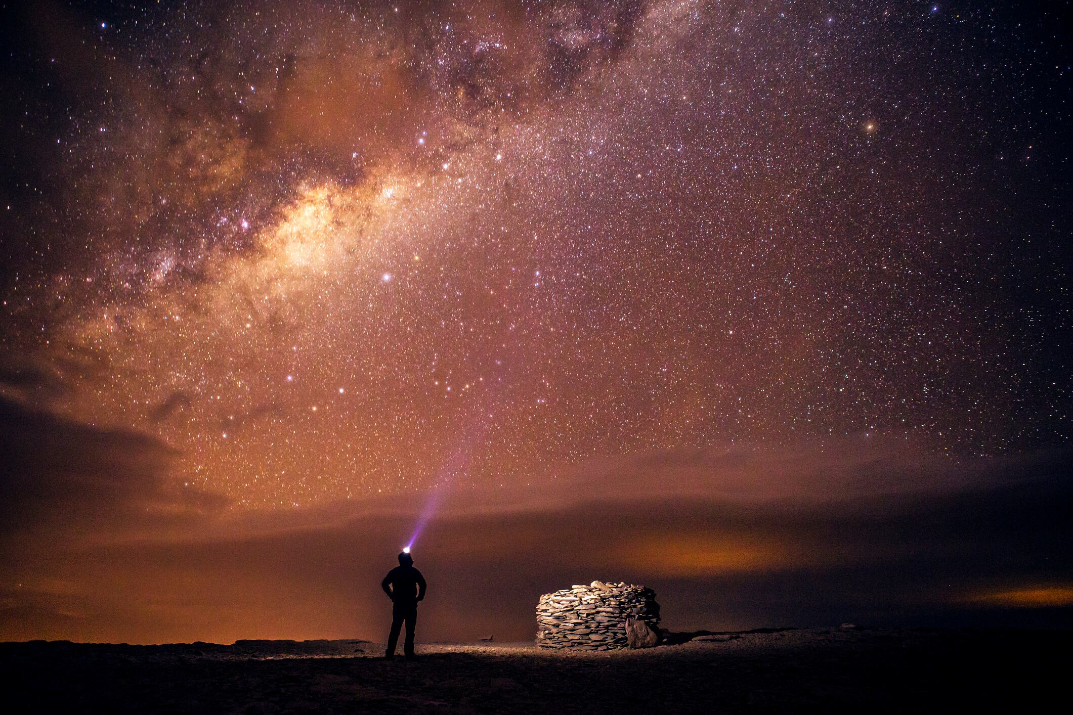 El desierto de Atacama ofrece cielos despejados ideales para explorar el universo.