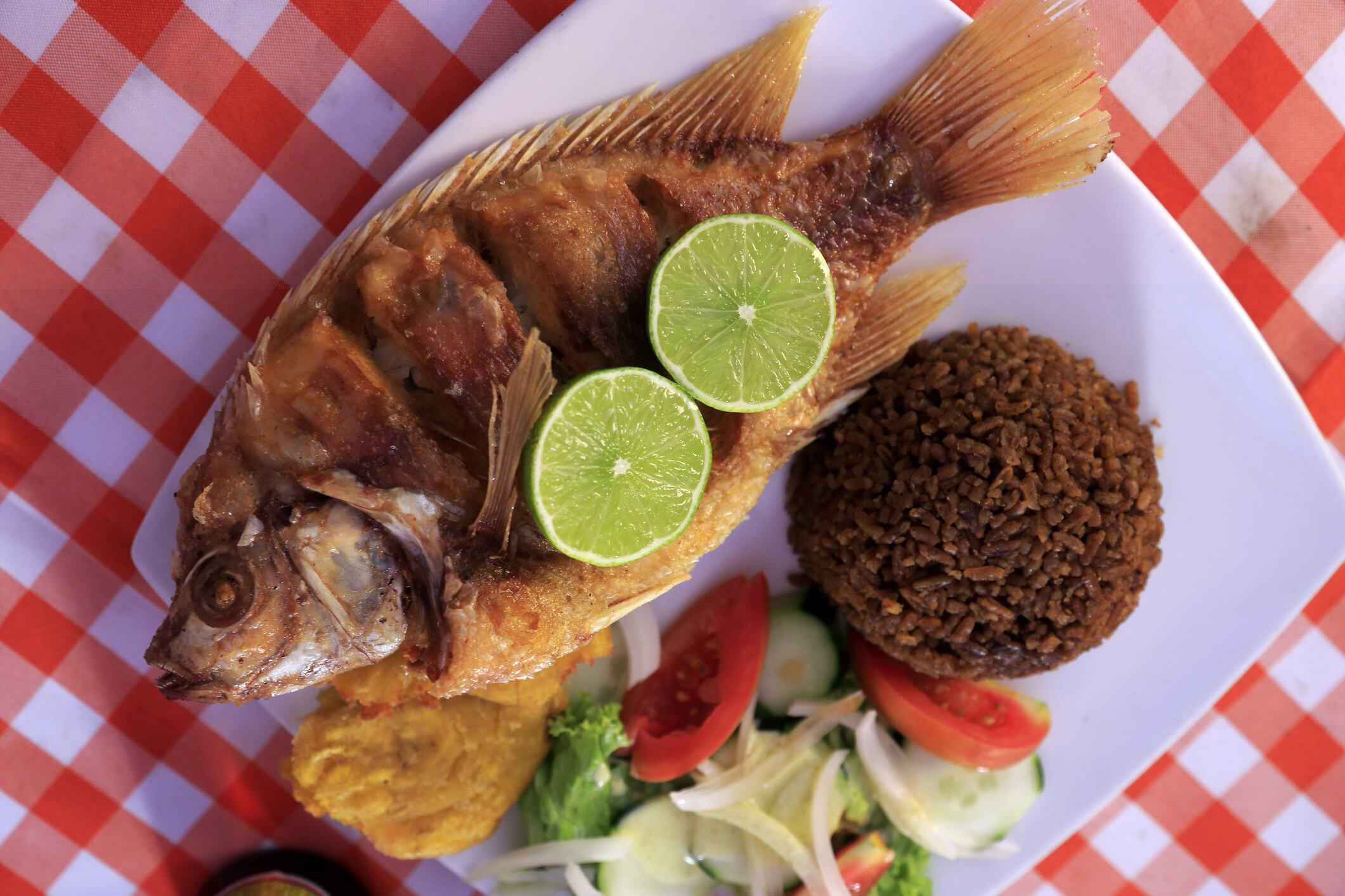 Desde el desescamado hasta el deshuesado, cada paso debe llevarse a cabo con precisión para asegurar una experiencia gastronómica memorable.