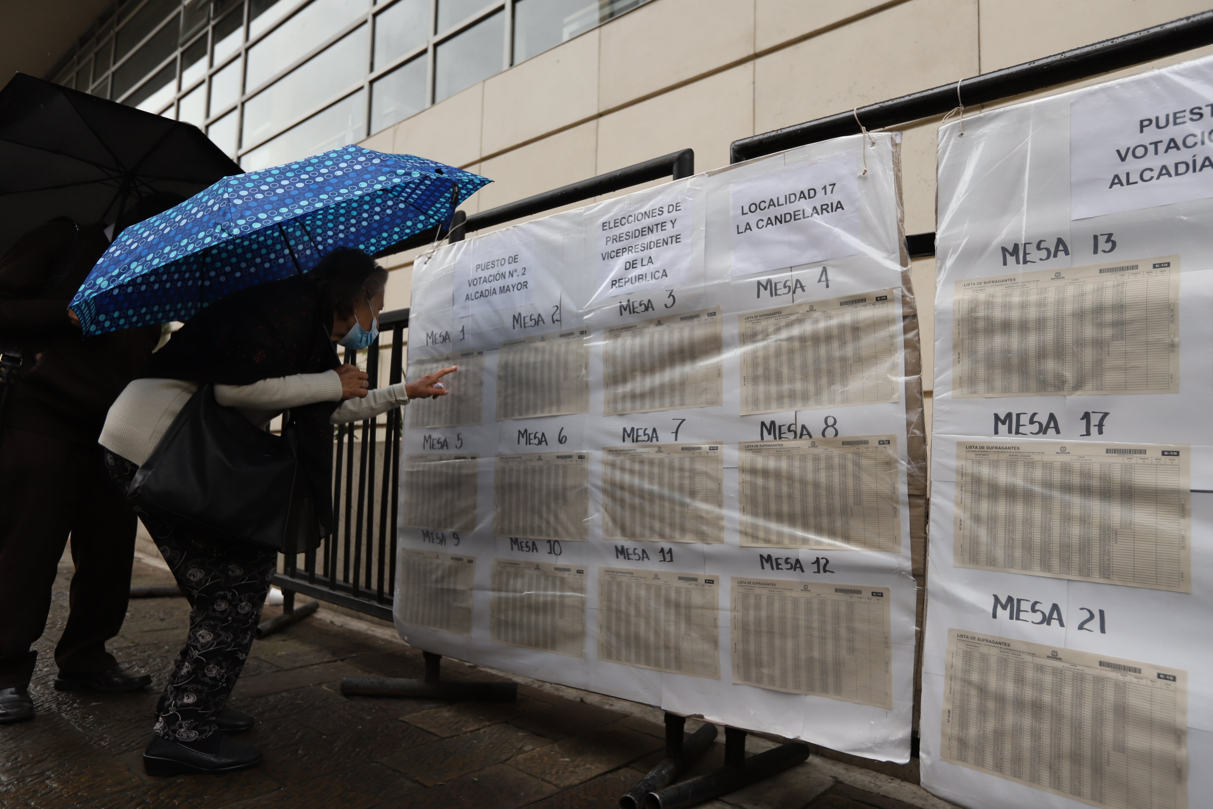 Votaciones gente votando filas puestos de votación