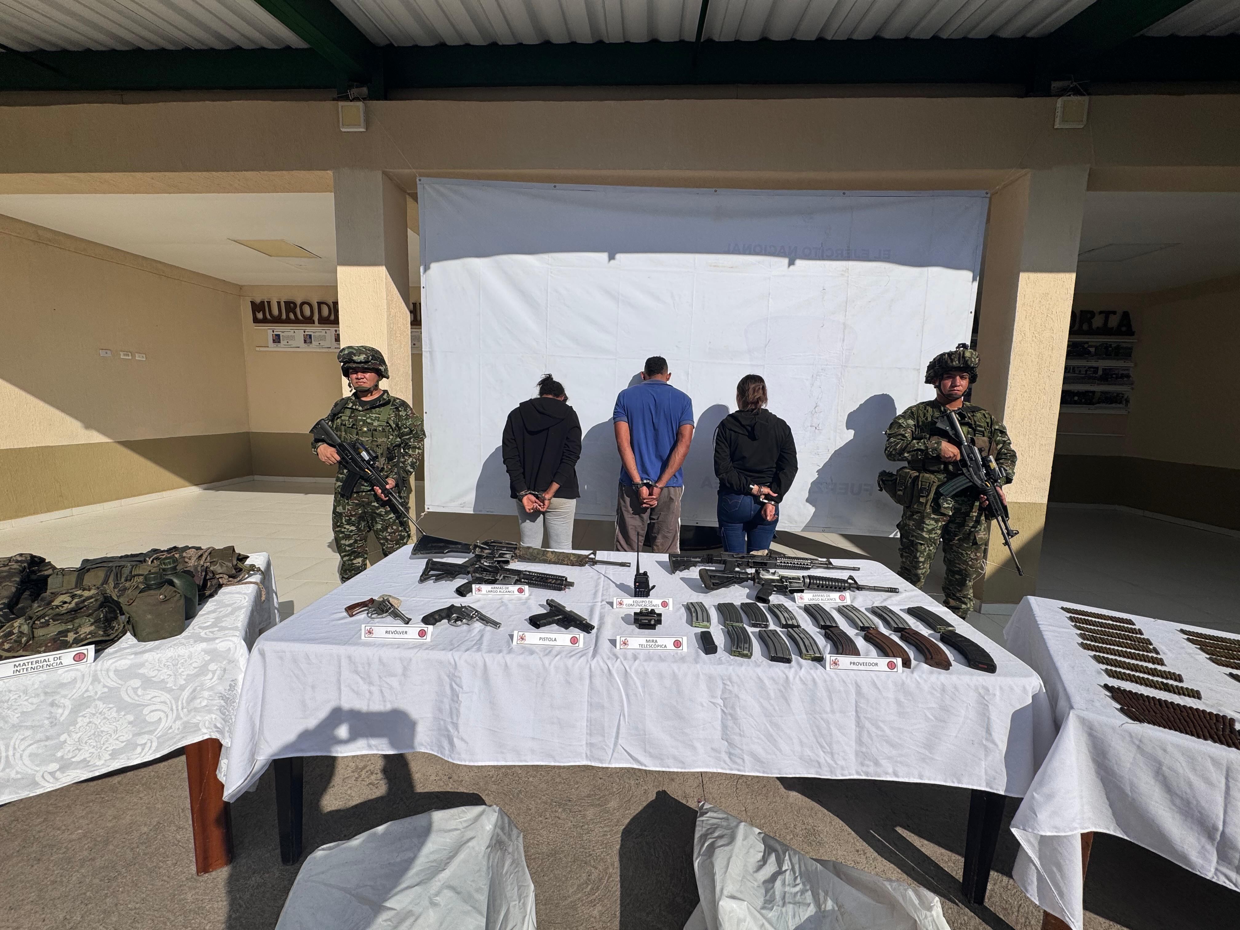 Tres capturados del Clan del Golfo y material decomisado por el Ejército Nacional.