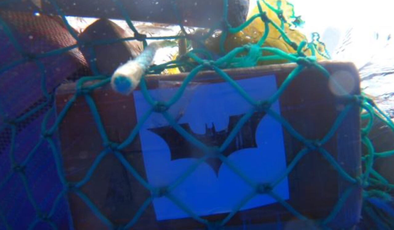 Con este logo de Batman venían marcados varios paquetes de cocaína encontrados en el mar Pacífico