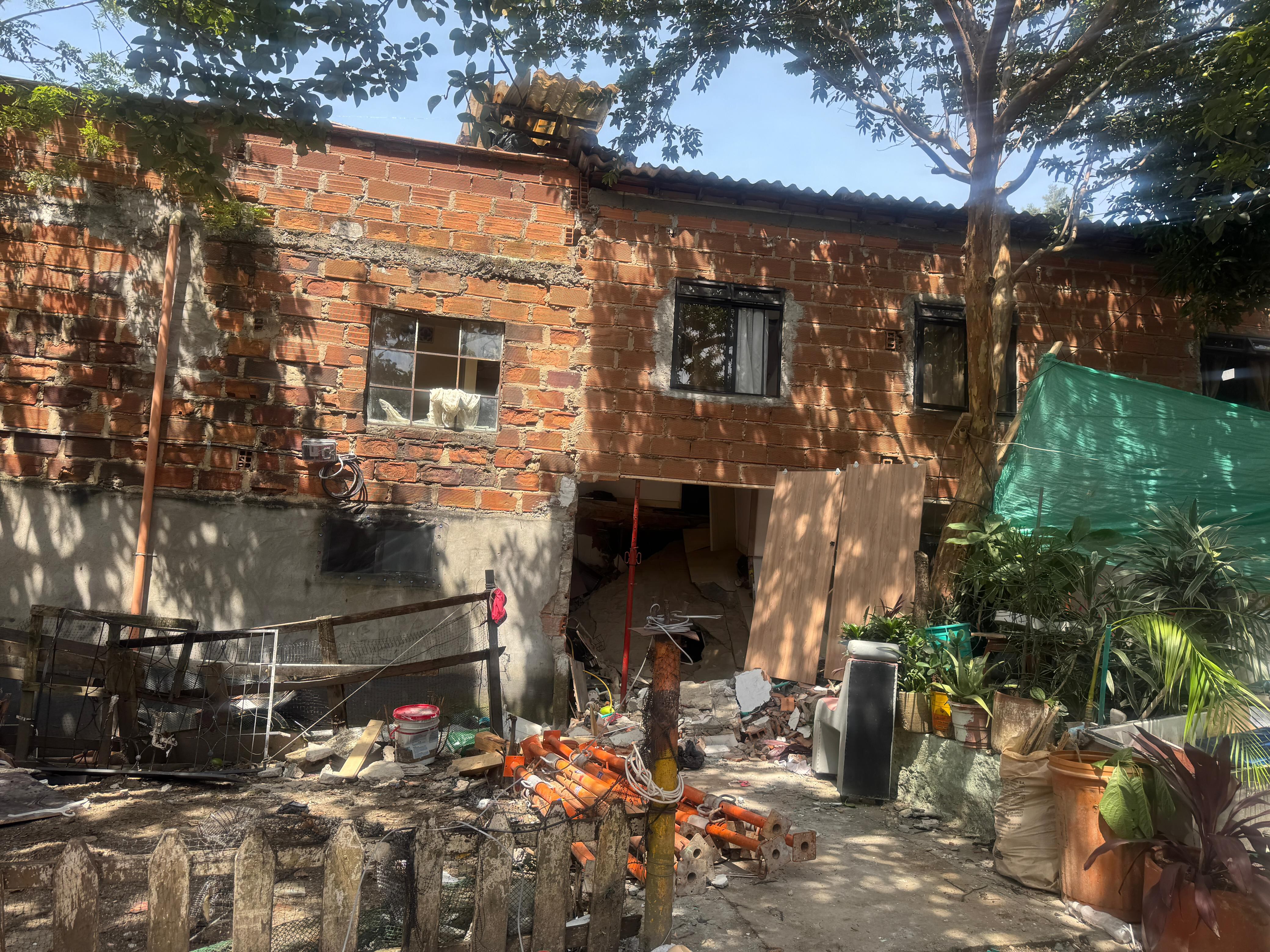 Trágica explosión en esta casa de Camparola, en Itagüí: una mujer de 79 años murió.