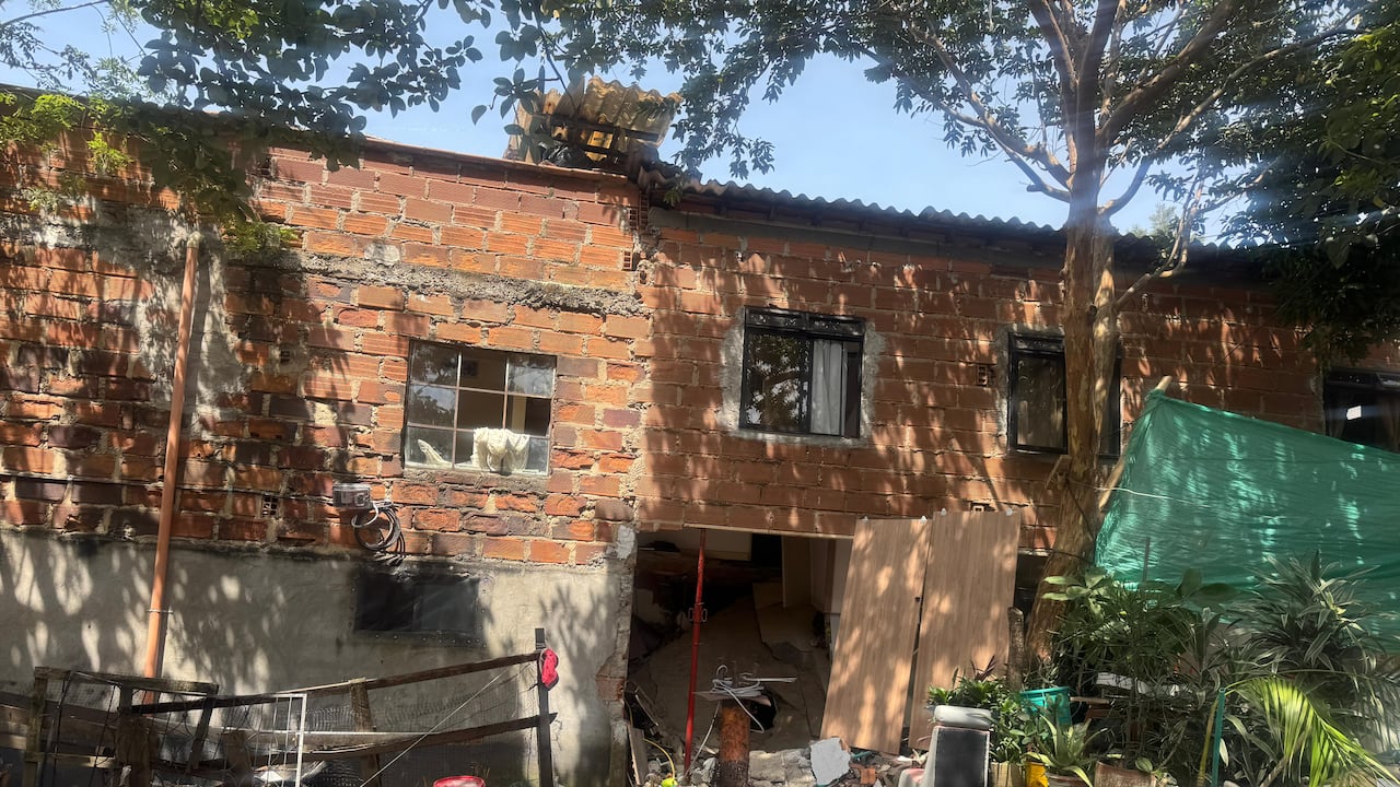 Trágica explosión en esta casa de Camparola, en Itagüí: una mujer de 79 años murió.