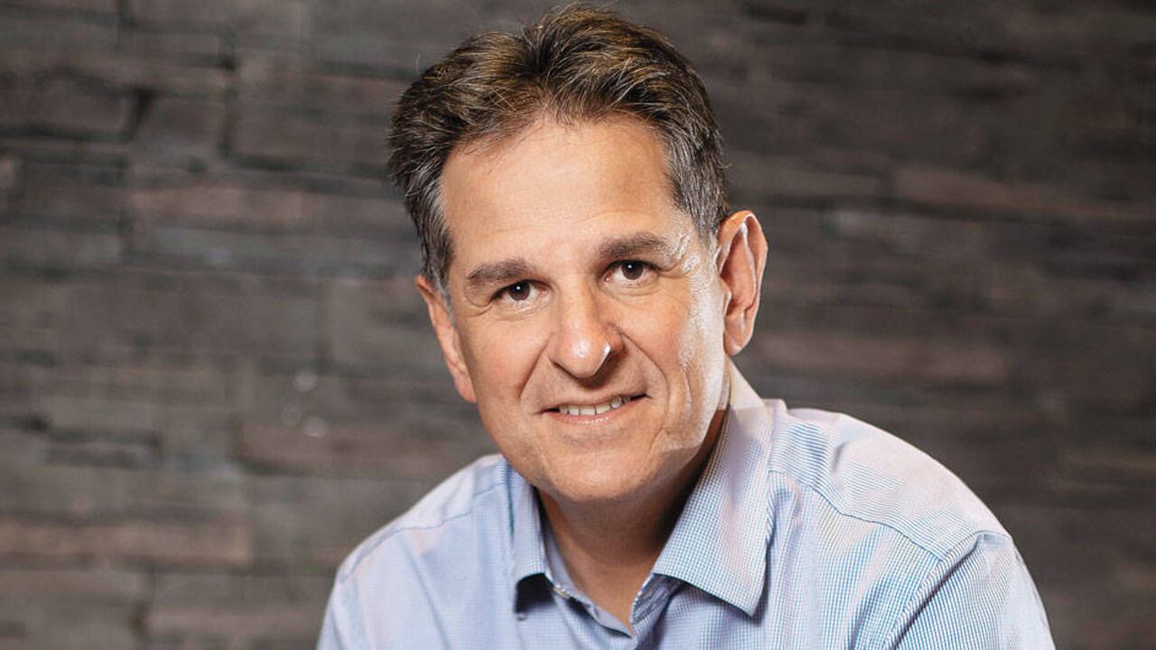 Desde muy joven ha tenido gran interés por los deportes, afición que hoy comparte con sus cuatro hijos y su esposa.