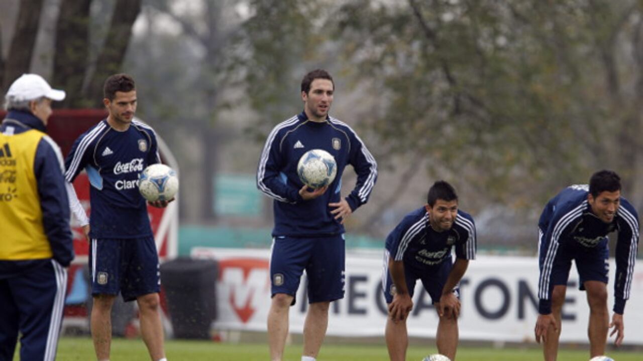 Gonzalo Higuaín (centro, con la pelota), Sergio Agüero (inclinado) serían las cartas ofenjsivas para acompañar a Lionel Messi.- En la imagene, durante una sesión de entrenamientos en Ezeiza junto a Fernando Gago (izquierda) y Garay (derecha) bajo la atenta mirada del entrenador Alejandro Sabella.