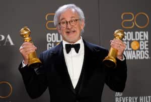 Steven Spielberg posa en la sala de prensa con los premios al mejor director, película y mejor película dramática.