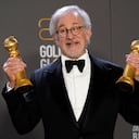 Steven Spielberg posa en la sala de prensa con los premios al mejor director, película y mejor película dramática.