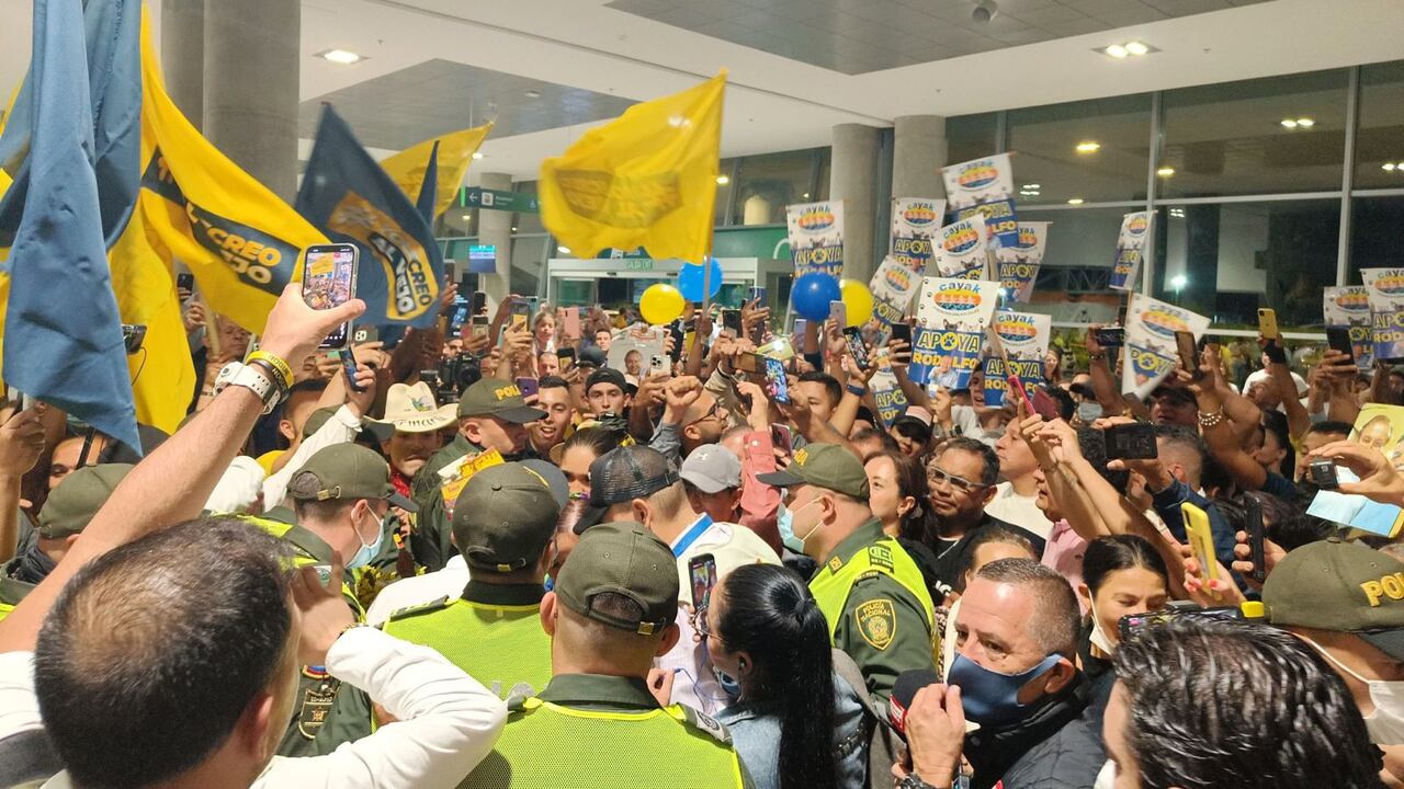 Rodolfo Hernández llena aeropuertos y entradas de hoteles en sus visitas a las principales ciudades del país.