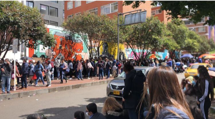 Los colombianos están viviendo un calvario por cuenta del desorden de la Cancillería para adelantar los trámites del pasaporte. Largas filas y desinformación, es el comun denominador en Bogotá.