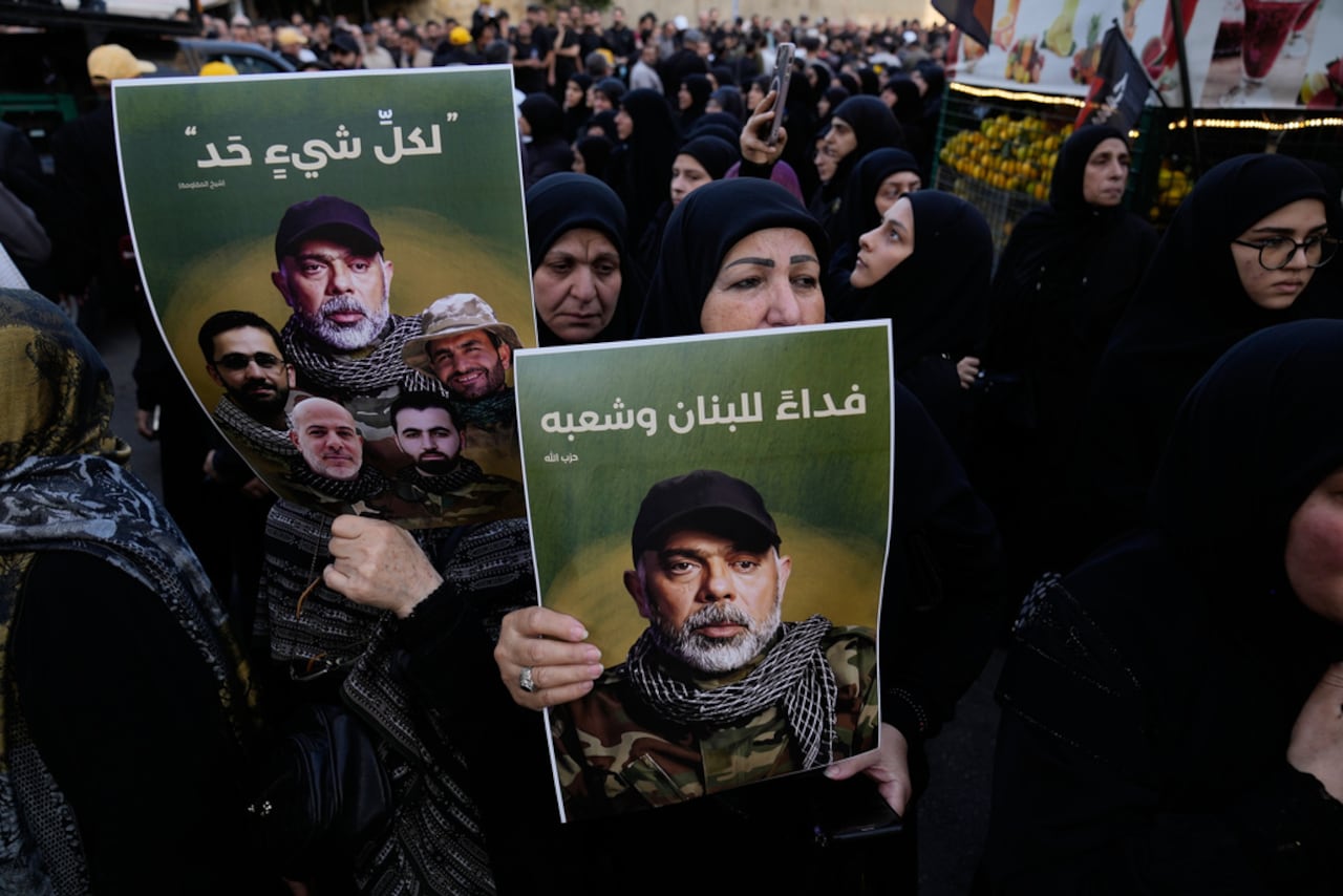 Simpatizantes de Hezbolá sostienen retratos del jefe del Estado Mayor de Hezbolá, Haytham Tabtabai