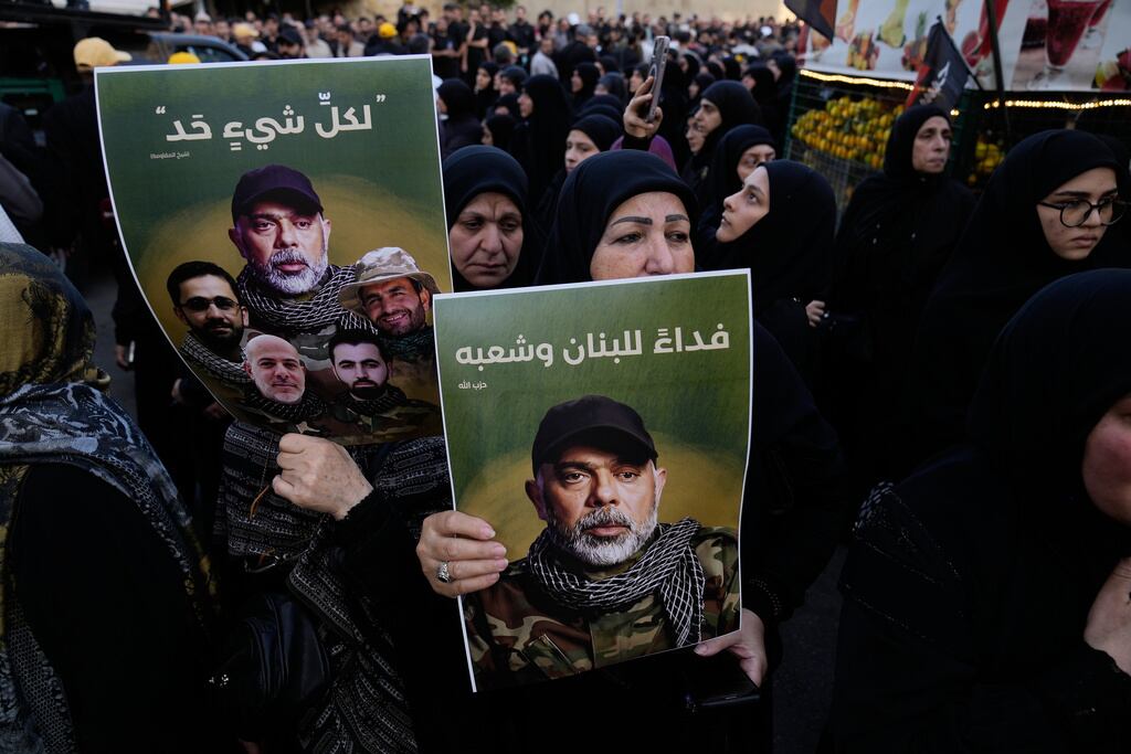 Simpatizantes de Hezbolá sostienen retratos del jefe del Estado Mayor de Hezbolá, Haytham Tabtabai