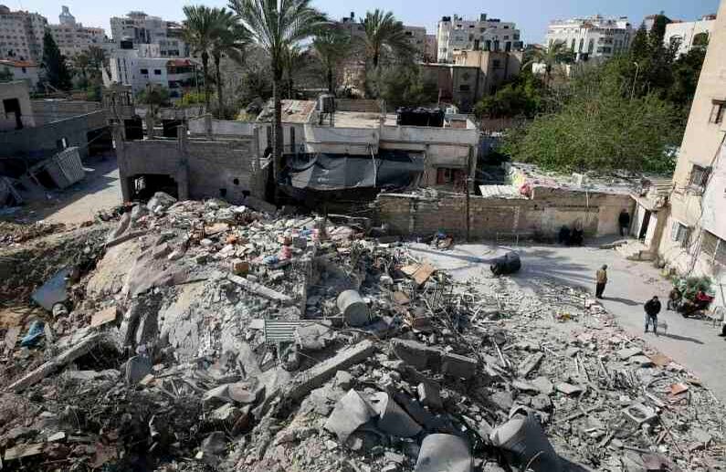 Escombros de un edificio devastado, cerca de la base de seguridad de Hamas que también fue destruida en un ataque aéreo israelí el lunes por la noche, en la ciudad de Gaza. FOTO: Adel Hana/AP