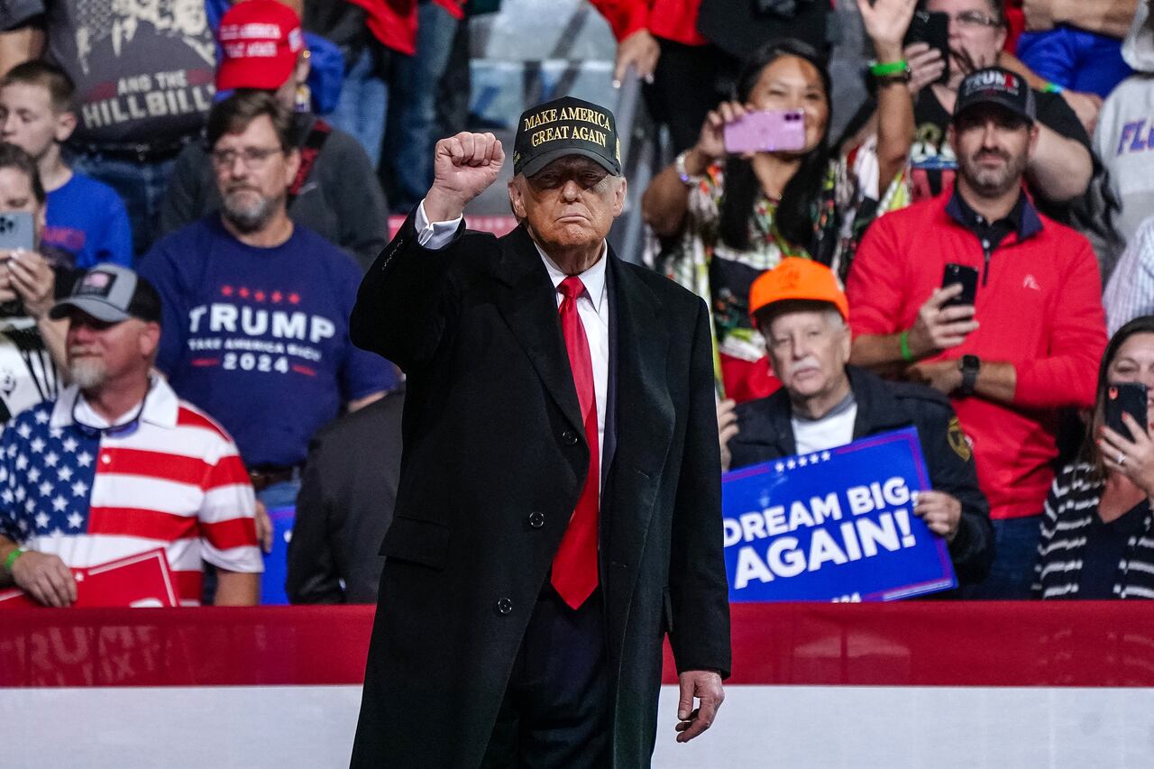 El ex presidente de Estados Unidos y candidato presidencial republicano Donald Trump levanta el puño después de hablar al final de un mitin de campaña en el Anfiteatro Atrium Health en Macon, Georgia, el 3 de noviembre de 2024.