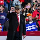 El ex presidente de Estados Unidos y candidato presidencial republicano Donald Trump levanta el puño después de hablar al final de un mitin de campaña en el Anfiteatro Atrium Health en Macon, Georgia, el 3 de noviembre de 2024.