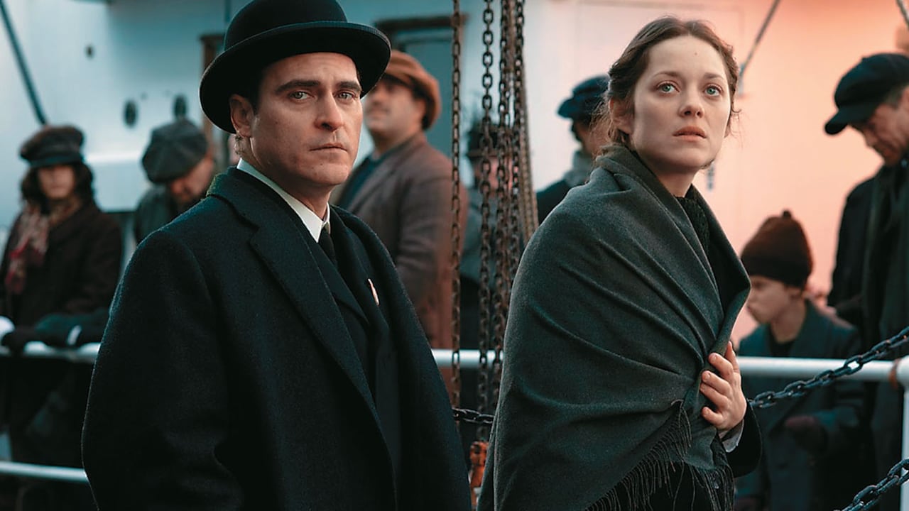 Marion Cotillard y Joaquin Phoenix protagonizan el drama, en los años veinte, de un par de hermanas polacas que emigran a Nueva York.
