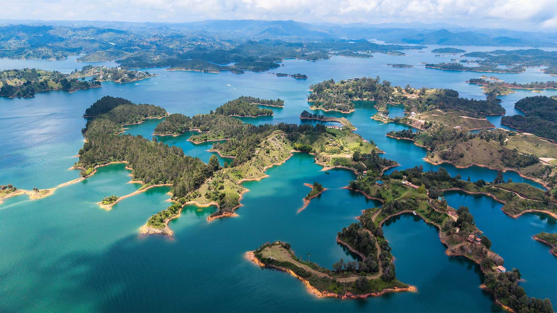 La belleza de Guatapé hoy atrae a millones de turistas nacionales y extranjeros que buscan bienestar y desconexión.