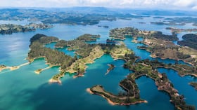 La belleza de Guatapé hoy atrae a millones de turistas nacionales y extranjeros que buscan bienestar y desconexión.