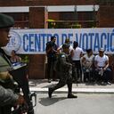 Las fuerzas de seguridad montan guardia frente a un centro de votación que permanece cerrado tras presuntas amenazas e irregularidades durante las elecciones generales, en San José del Golfo, en las afueras del norte de la Ciudad de Guatemala el 25 de junio de 2023. (Photo by Johan ORDONEZ / AFP)