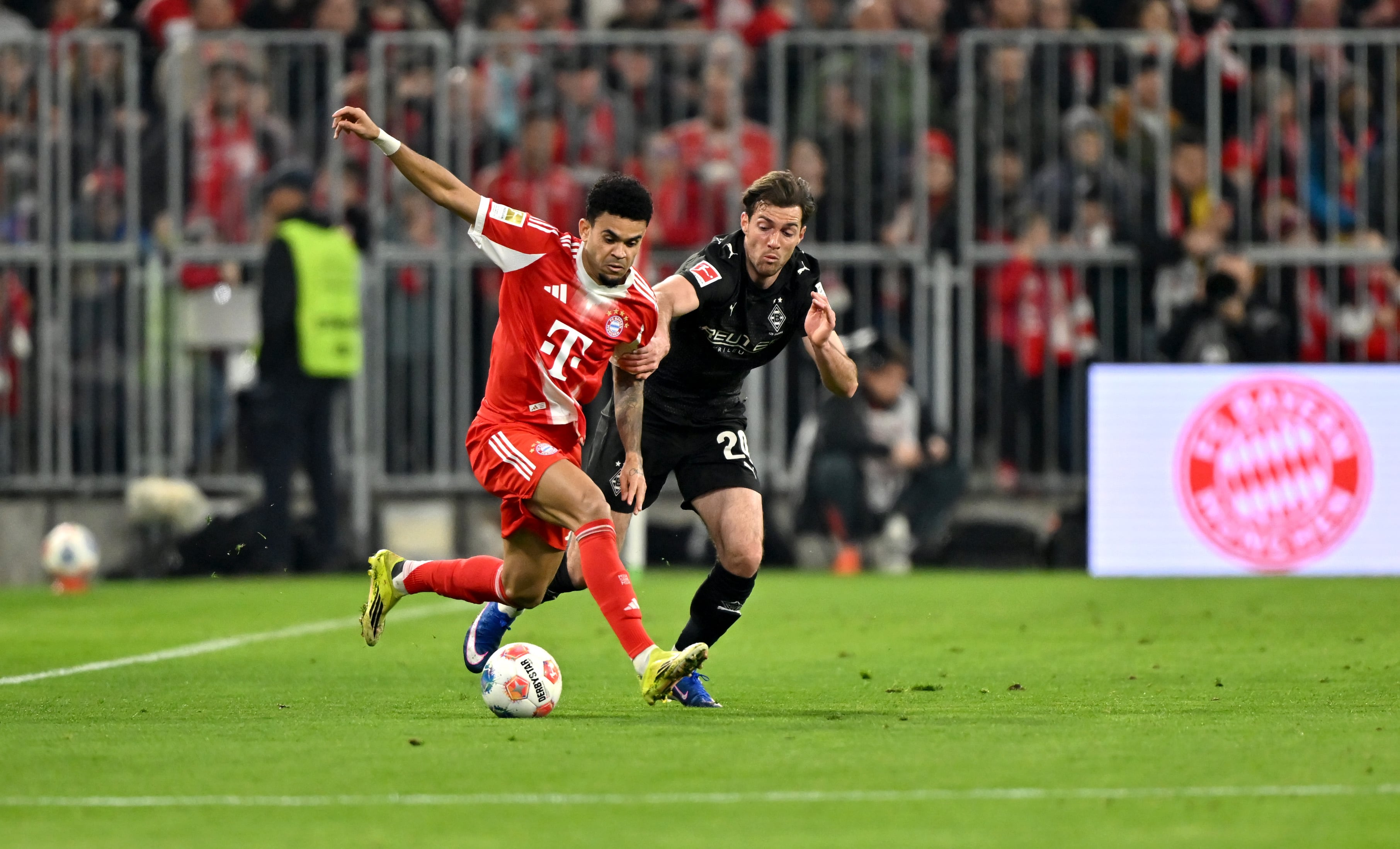 Luis Díaz fue inicialista y autor de un gol ante Borussia Monchengladbach en Bundesliga