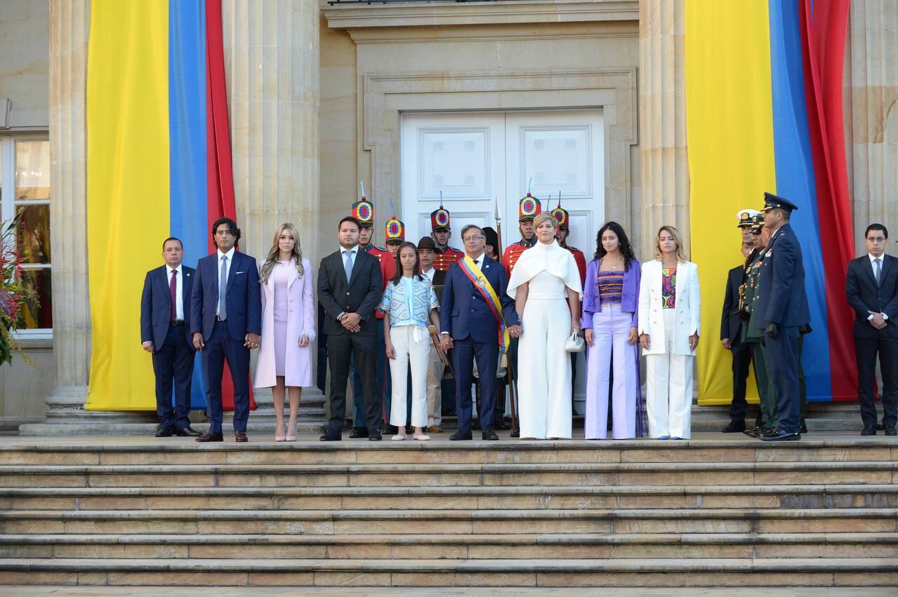 Days Vásquez (tercera de izquierda a derecha) el día de la posesión de Gustavo Petro.