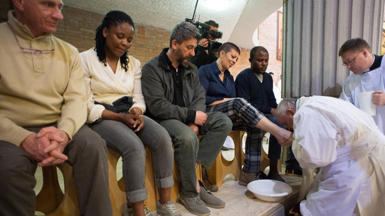 El Papa lava los pies a presos de una prisión en Roma.