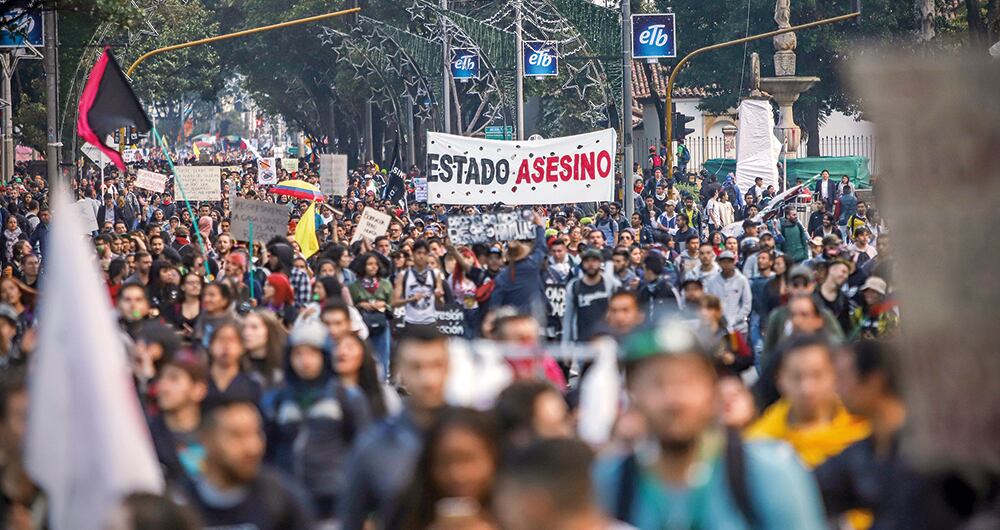 Un sector estudiantil salió a las calles en contra de la gestión de Petro.