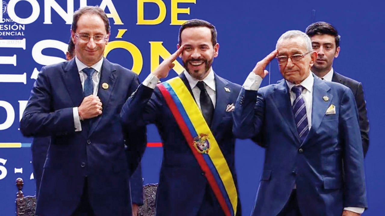 El vicepresidente, José Manuel Restrepo, Abelardo De La Espriella y Luis Yagüe, el caqueteño vendedor de panela, invitado especial.
