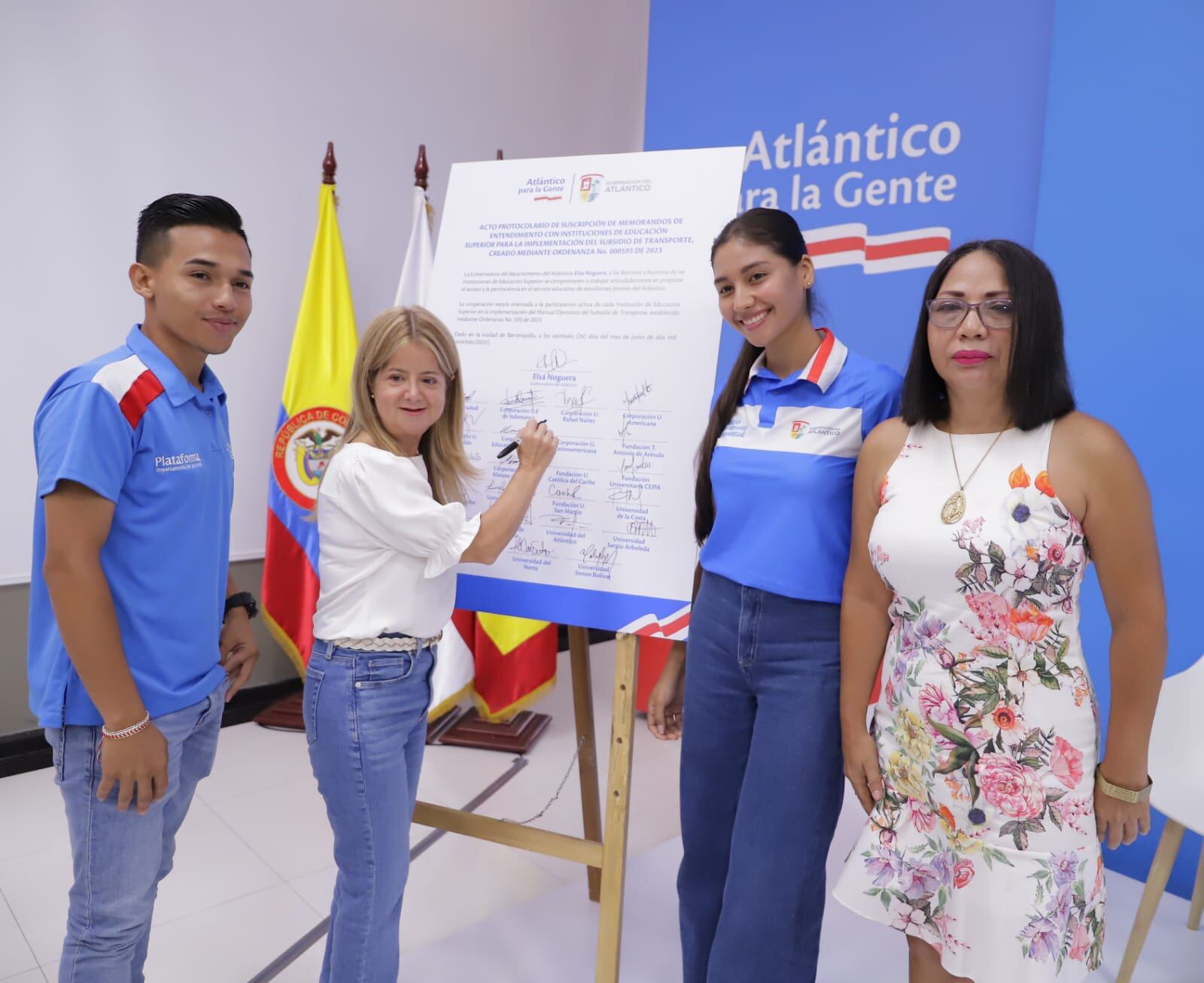La gobernadora en la firma simbólica de implementación del subsidio de transporte a estudiantes del Atlántico
