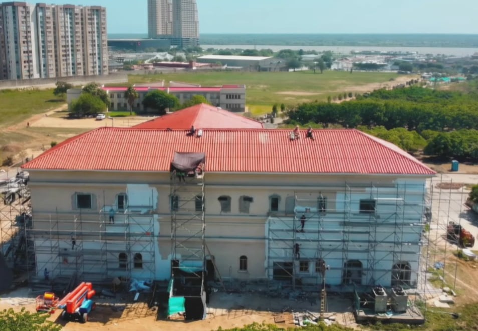 Abelardo de la Espriella defendió la sede de trabajo que tendrá en Barranquilla como parte de su estrategia de descentralización, negó que se esté construyendo un nuevo palacio presidencial y aseguró que el mobiliario será adquirido con recursos propios para luego donarlo al Estado.