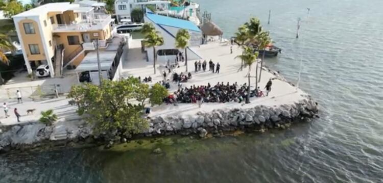 En el lugar fueron encontradas 114 personas procedentes de Haití, a quienes se les brindó atención médica para determinar su estado de salud.