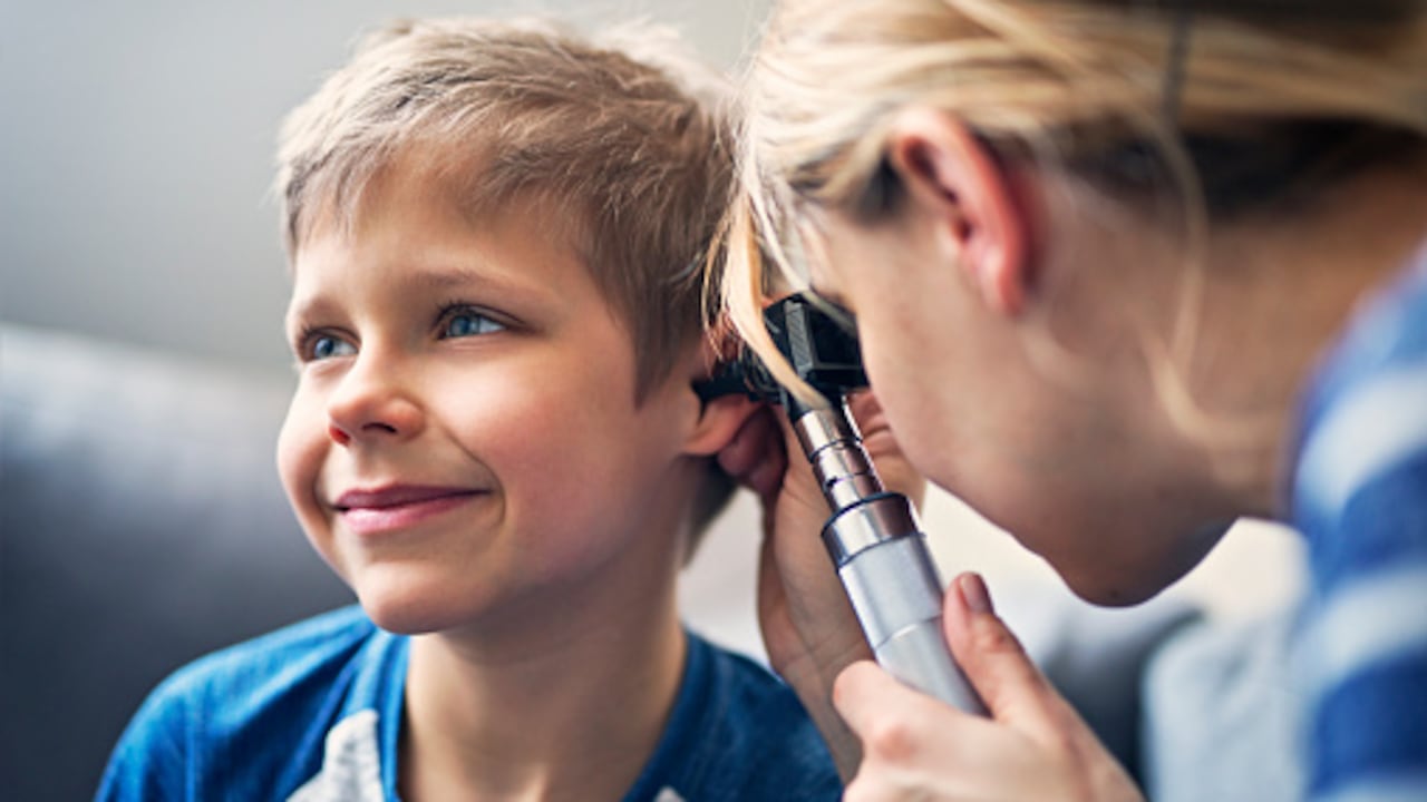 Hay que asegurarse de que los hijos estén al 100 por ciento en todos los aspectos: vacunas, chequeos médicos e incluir algo que generalmente olvidamos y es la salud auditiva.
