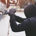 El ladrón está robando el bolso en el coche.