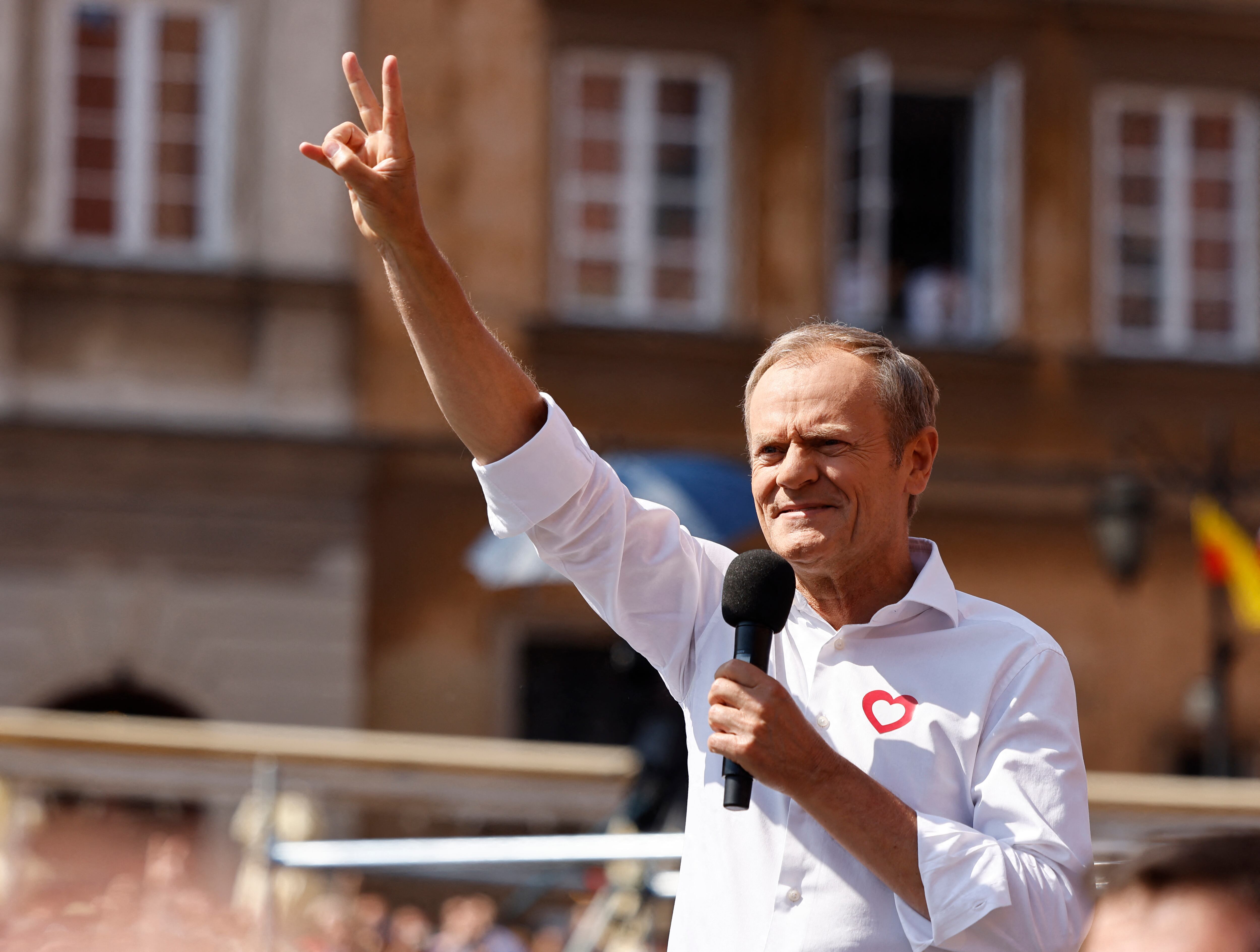 Donald Tusk, líder de la Plataforma Cívica Polaca (Platforma Obywatelska (PO) hace gestos durante un mitin durante una manifestación antigubernamental organizada por la oposición en Varsovia el 4 de junio de 2023. Procedentes de toda Polonia, los manifestantes respondieron al llamado del líder del principal partido de oposición centrista (Plataforma Cívica, PO), exjefe del Consejo Europeo Donald Tusk, para protestar contra "el alto coste de la vida, las estafas y las mentiras, a favor de la democracia, las elecciones libres y la UE".( Foto de Wojtek Radwanski / AFP)