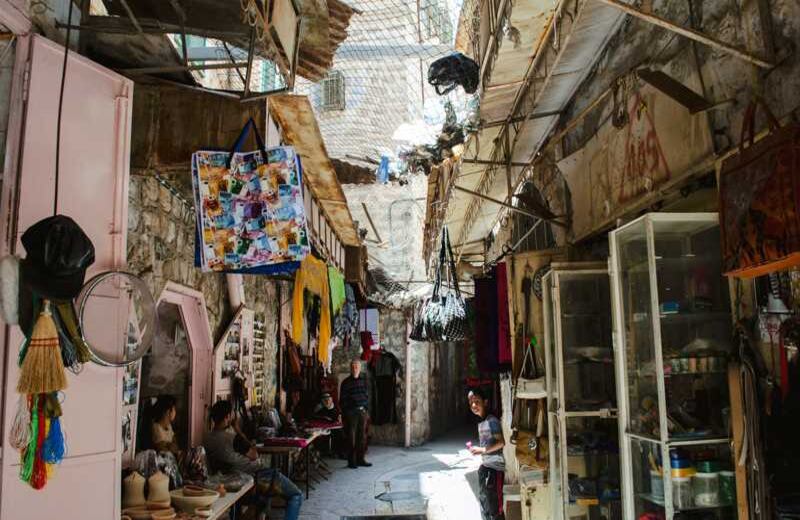 Los comerciantes instalaron una reja para evitar que les caiga la basura a sus locales.