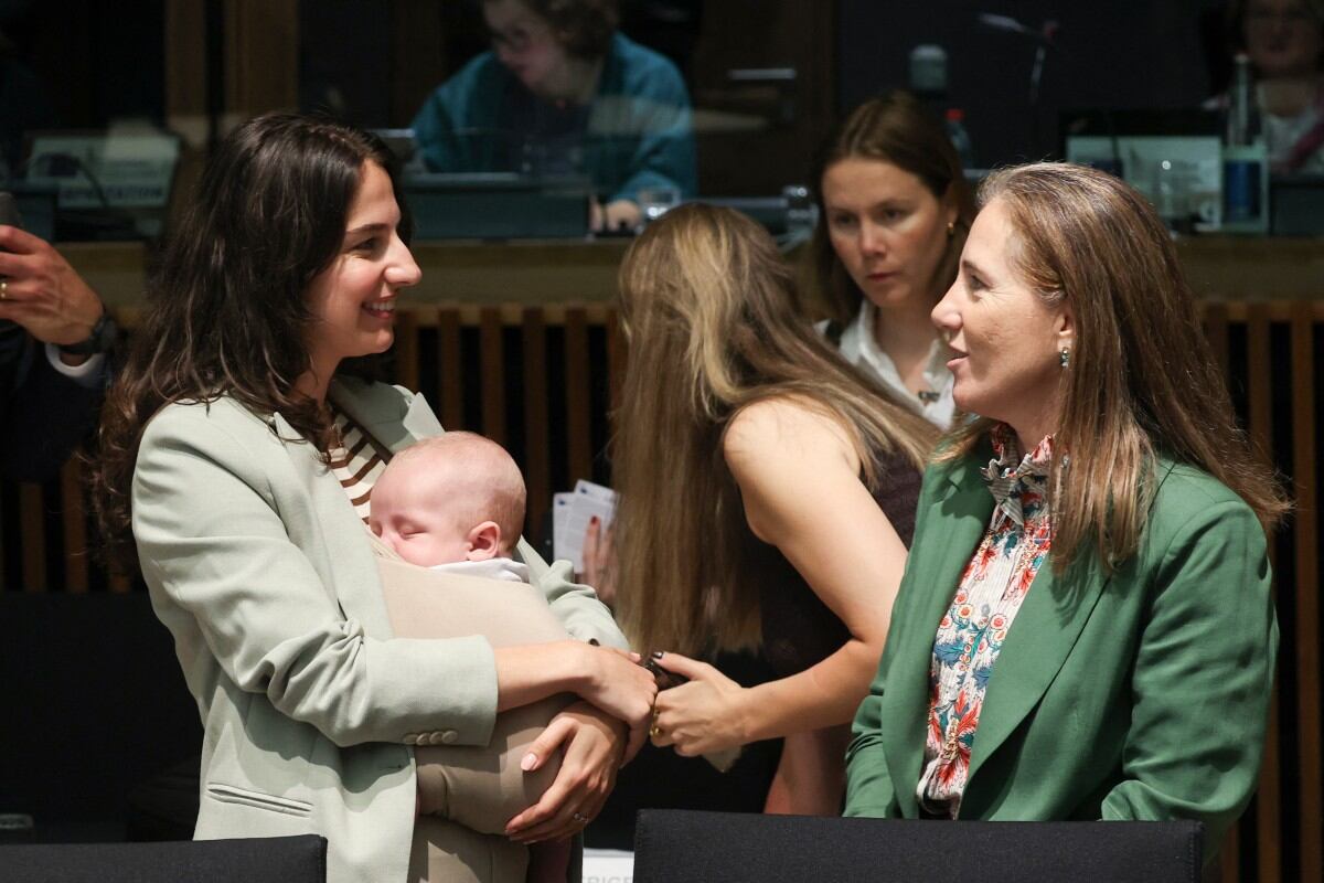 Esta imagen, difundida por la Unión Europea (UE) el 25 de junio de 2026, muestra a la ministra de Medio Ambiente y Clima de Suecia, Romina Pourmokhtari (izq.), conversando con la representante permanente adjunta de Portugal ante la UE, Monica Lisboa —quien atiende a su hijo—, durante una reunión ministerial de Medio Ambiente de la UE en Luxemburgo