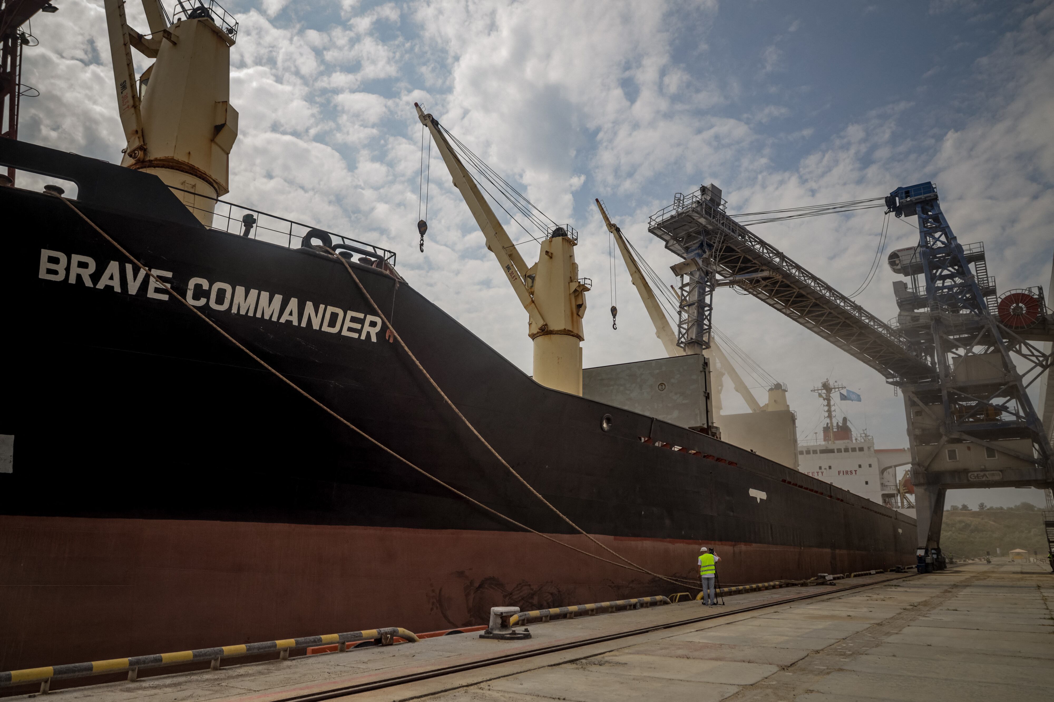 El primer buque fletado por la ONU, MV Brave Commander, carga más de 23.000 toneladas de grano para exportar a Etiopía, en Yuzhne, al este de Odessa en la costa del Mar Negro, el 14 de agosto de 2022. - El 22 de julio de 2022, Kyiv y Moscú firmaron un acuerdo histórico con Turquía para desbloquear las entregas de granos del Mar Negro, luego de la invasión de Ucrania por parte de Rusia. El Programa Mundial de Alimentos de la ONU ha comprado inicialmente 30.000 toneladas de trigo ucraniano. MV Brave Commander tiene una capacidad de 23.000 toneladas. (Foto de OLEKSANDR GIMANOV / AFP)