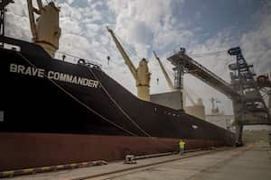 El primer buque fletado por la ONU, MV Brave Commander, carga más de 23.000 toneladas de grano para exportar a Etiopía, en Yuzhne, al este de Odessa en la costa del Mar Negro, el 14 de agosto de 2022. - El 22 de julio de 2022, Kyiv y Moscú firmaron un acuerdo histórico con Turquía para desbloquear las entregas de granos del Mar Negro, luego de la invasión de Ucrania por parte de Rusia. El Programa Mundial de Alimentos de la ONU ha comprado inicialmente 30.000 toneladas de trigo ucraniano. MV Brave Commander tiene una capacidad de 23.000 toneladas. (Foto de OLEKSANDR GIMANOV / AFP)