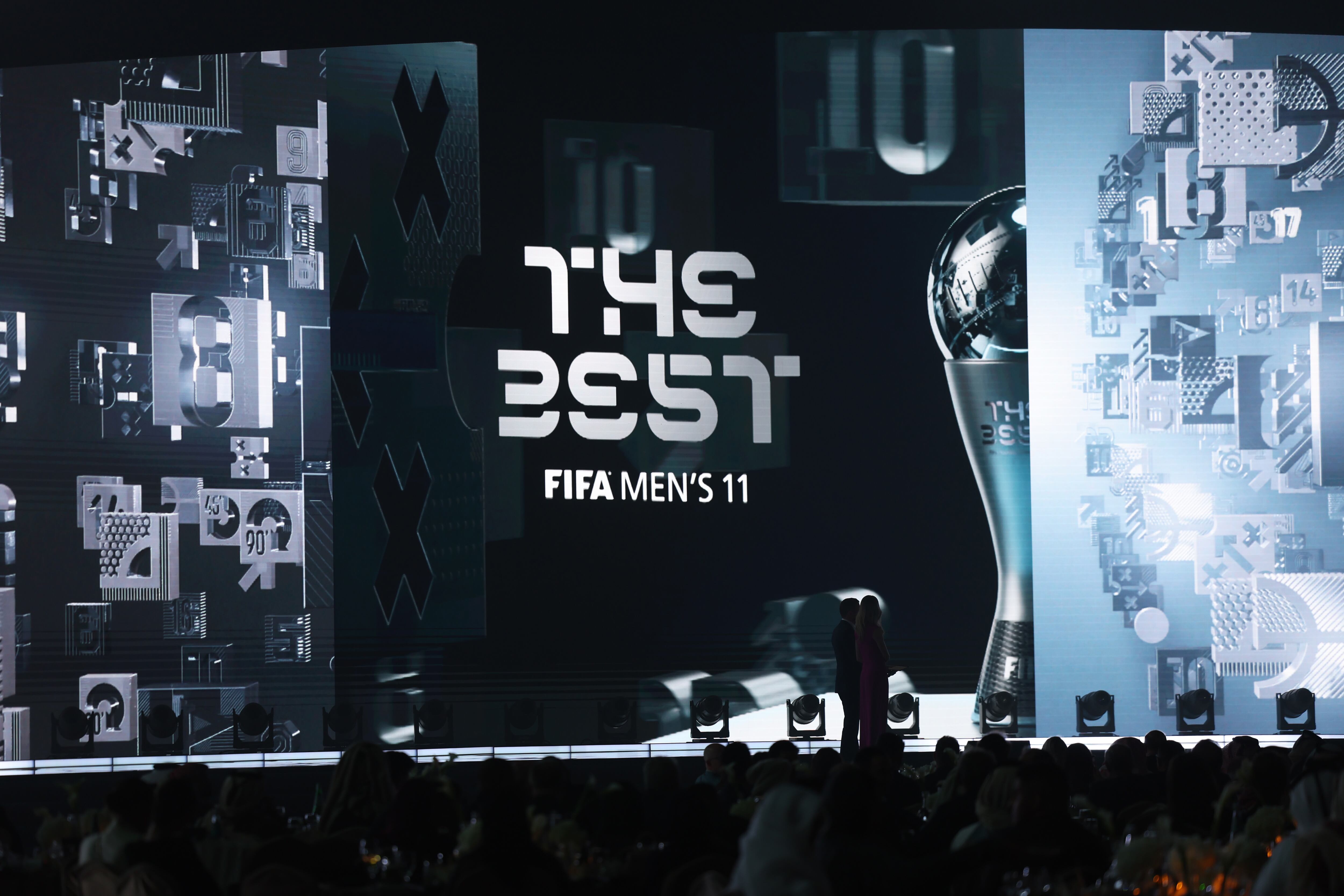 La pantalla gigante anuncia el comienzo del premio The Best al mejor once masculino de la FIFA durante los The Best FIFA Football Awards 2024 en la Aspire Academy el 17 de diciembre de 2024 en Doha, Qatar.