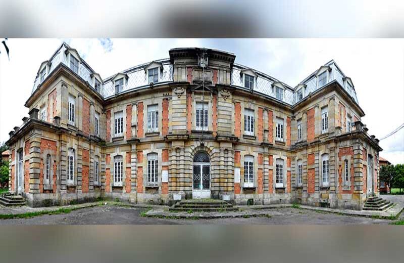 El edificio donde funcionaba la dirección del hospital San Juan de Dios es el único palacete que tiene el sur de Bogotá. A este complejo médico que ocupa 25 manzanas llegaban estudiantes de medicina de todo el mundo a hacer su residencia y se desarrollaron inventos como la válvula de Hakim y el programa Madre Canguro, que ha salvado miles de bebés prematuros en el mundo. Desafortunadamente, los malos manejos dejaron en el olvido los tesoros materiales e inmateriales que tiene. Foto: David Amado-Semana.