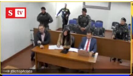 John Poulos llegó custodiado a la audiencia.