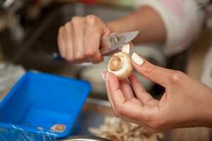 La importancia de lavar los champiñones.