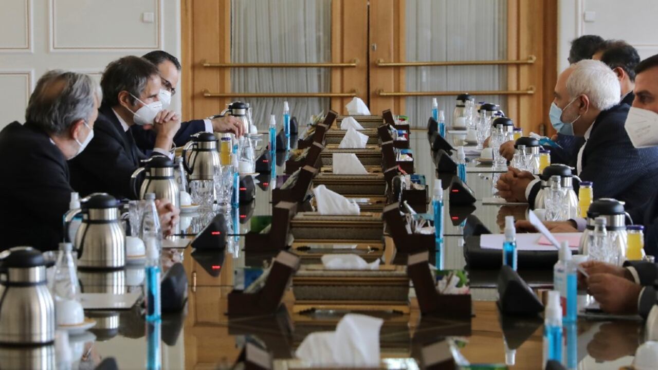 Rafael Mariano Grossi, director de Agencia Internacional de Energía Atómica, y el ministro de relaciones exteriores de Irán, Mohammad Javad Zarif, durante una reunión celebrada en febrero pasado en Teherán.