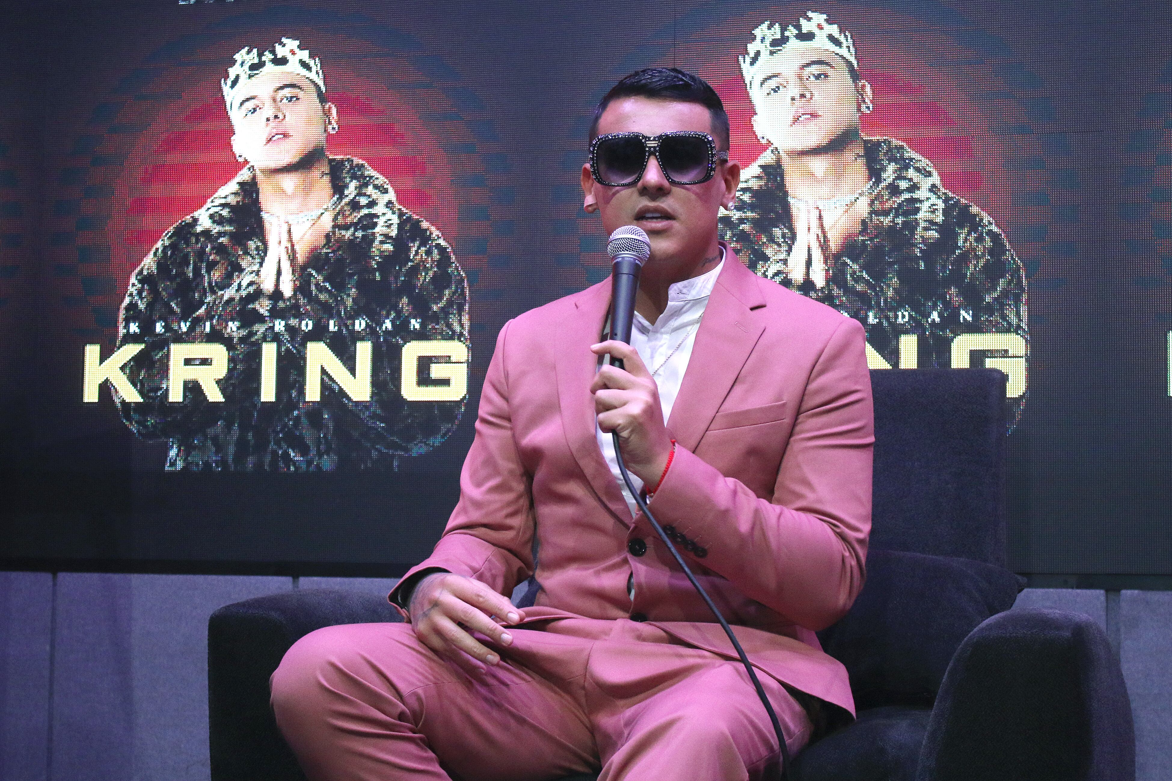 El cantante colombiano Kevin Roldán habla durante la presentación de su último disco KRING en Universal Music el 3 de octubre de 2019 en la Ciudad de México, México. (Foto de Adrián Monroy/Medios y Media/Getty Images)