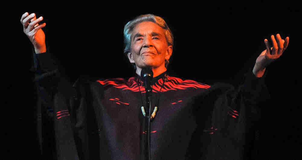 En la última etapa de su vida Chavela, revivió como el ave fénix. Lejos del alcohol y con el apoyo de conocidos y desconocidos como Pedro Almodóvar, cumplió su sueño de cantar en el teatro Olympia de París.