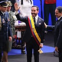 Tras asumir la presidencia, así luce Abelardo de la Espriella; con la banda presidencial.