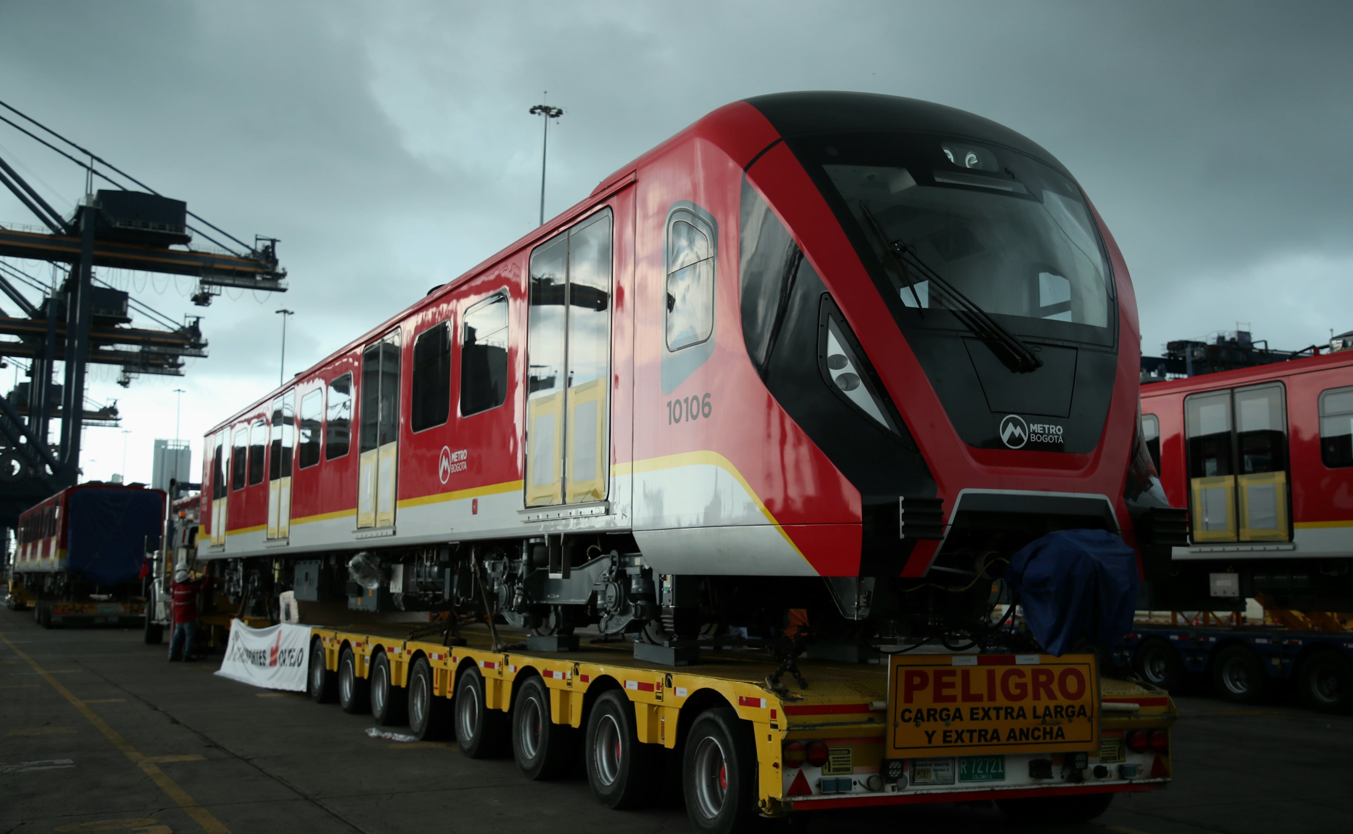 Proceso de embalaje de los vagones del Metro de Bogotá.