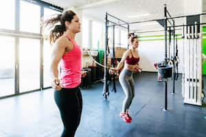 Saltar la cuerda es un ejercicio que tiene varios beneficios.