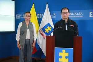 Alba Reyes, madre de Sergio Urrego, y Francisco Barbosa, fiscal general