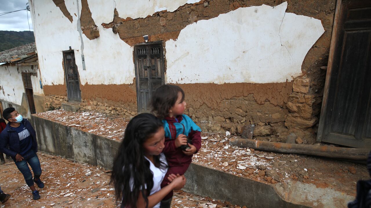 Una niña camina junto a los restos de una casa destruida por un terremoto en el departamento de Amazonas, noreste de Perú- FOTO AFP / PRESIDENCIA PERUANA / ALDAIR MEJIA-